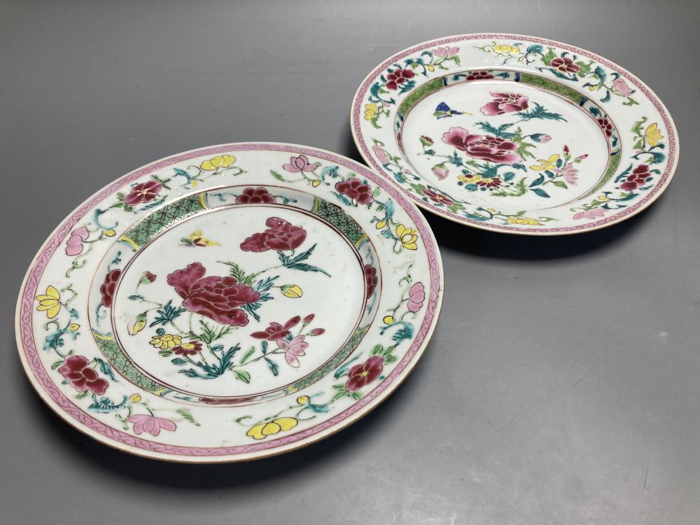 A pair of Chinese famille rose porcelain plates, Qianlong period, diameter 23cm